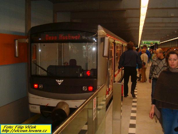 Vlak v povrchové stanici metra Depo Hostivař