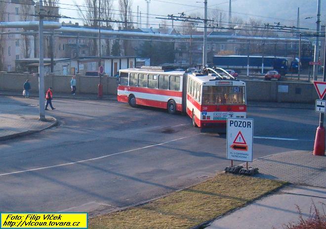 Trolejbus na lince slo 51 ot pod neexistujc trolejovou spojkou