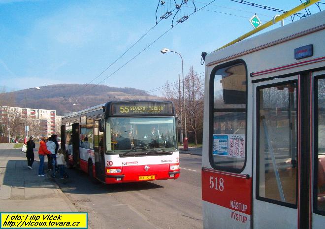 Nhradn autobus v zastvce Autokola ped odstavenm trolejbusem