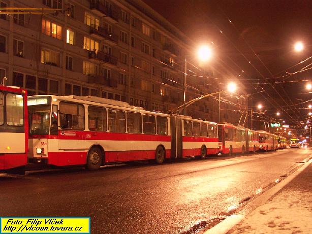 Kolona trolejbusů dosahovala až k Mariánské skále