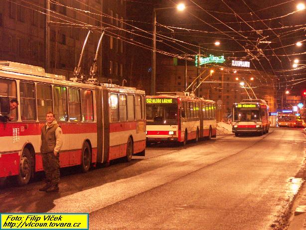 Kolona stojících trolejbusů v Hrnčířské ulici