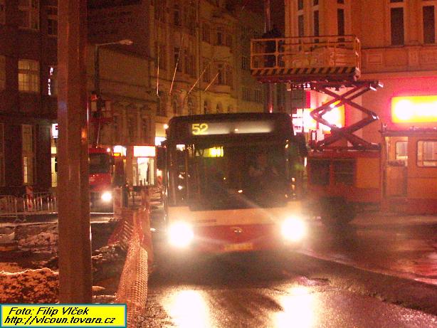Citybus nasazený na linku číslo 52 projíždí opraveným úsekem