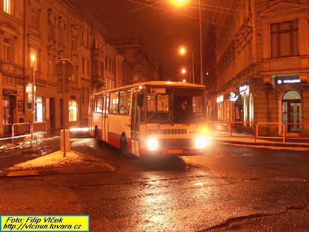 Karosa nasazená na linku číslo 1 na odklonové trase v Pařížské ulici