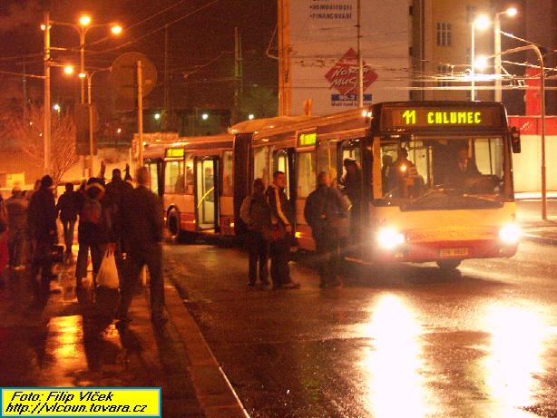 Dočasně zřízená zastávka "Mírové náměstí" v prostoru smyčky Uhlozbyt