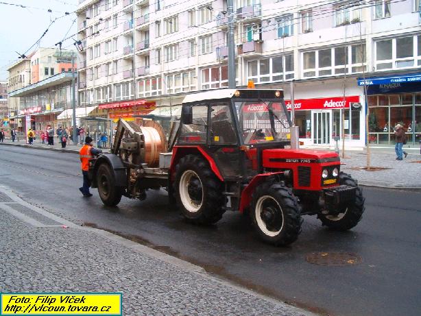 Bhem peloky trolejovho veden byl k vidn i traktor Zetor