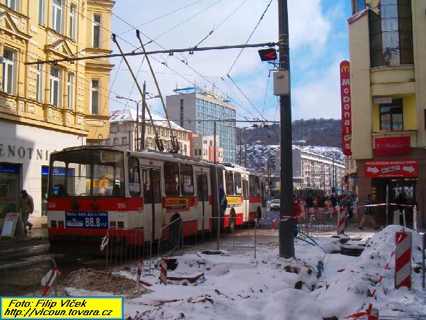 Vhybka ped vjezdem na Mrov nmst a projdjc trolejbus v provn den provozu
