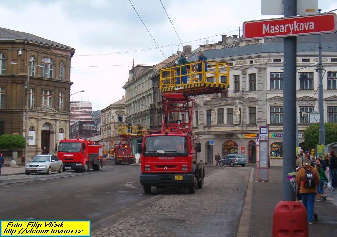 Pracovnci pekldaj trolejov veden