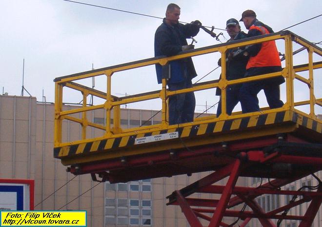 Pracovnci pekldaj trolejov veden
