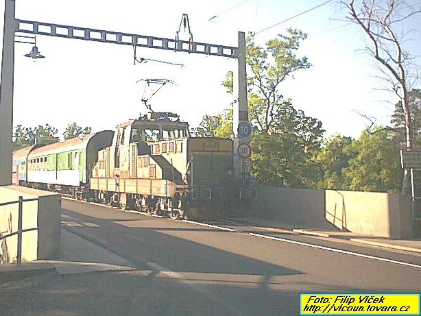 Osobn vlak . 28415 ve smru Tbor