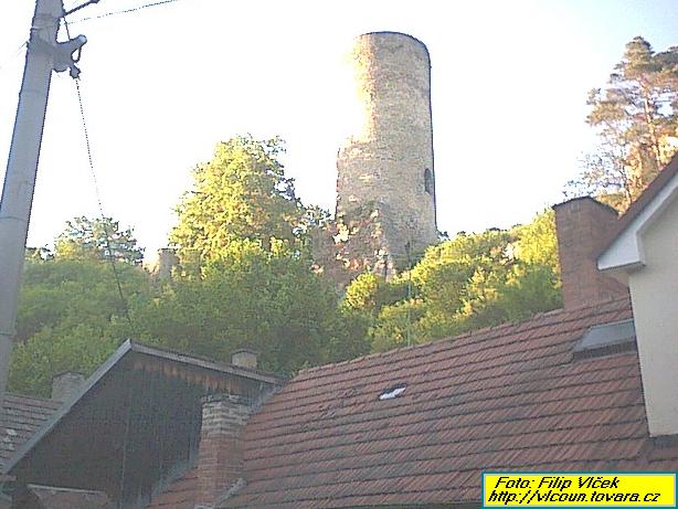 Vynvajc v je dobe patrn ze silnice vedouc k jezu